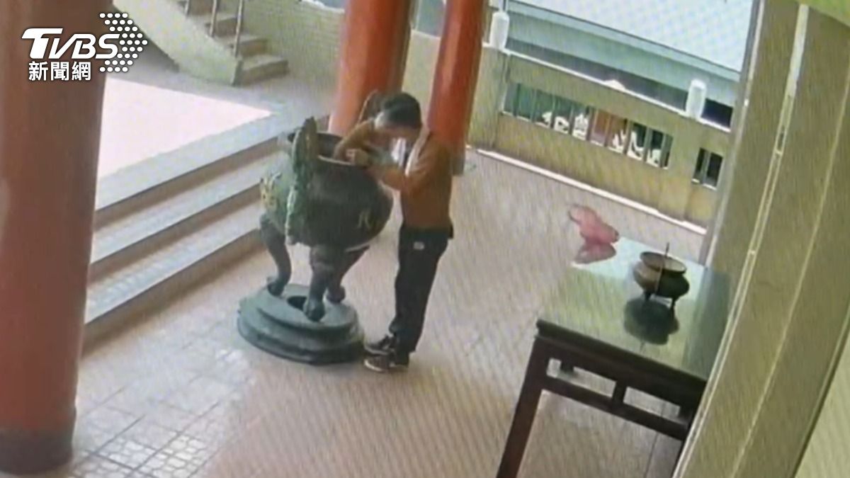 男子闖入宮廟將利剪埋入天公爐。(圖/TVBS)