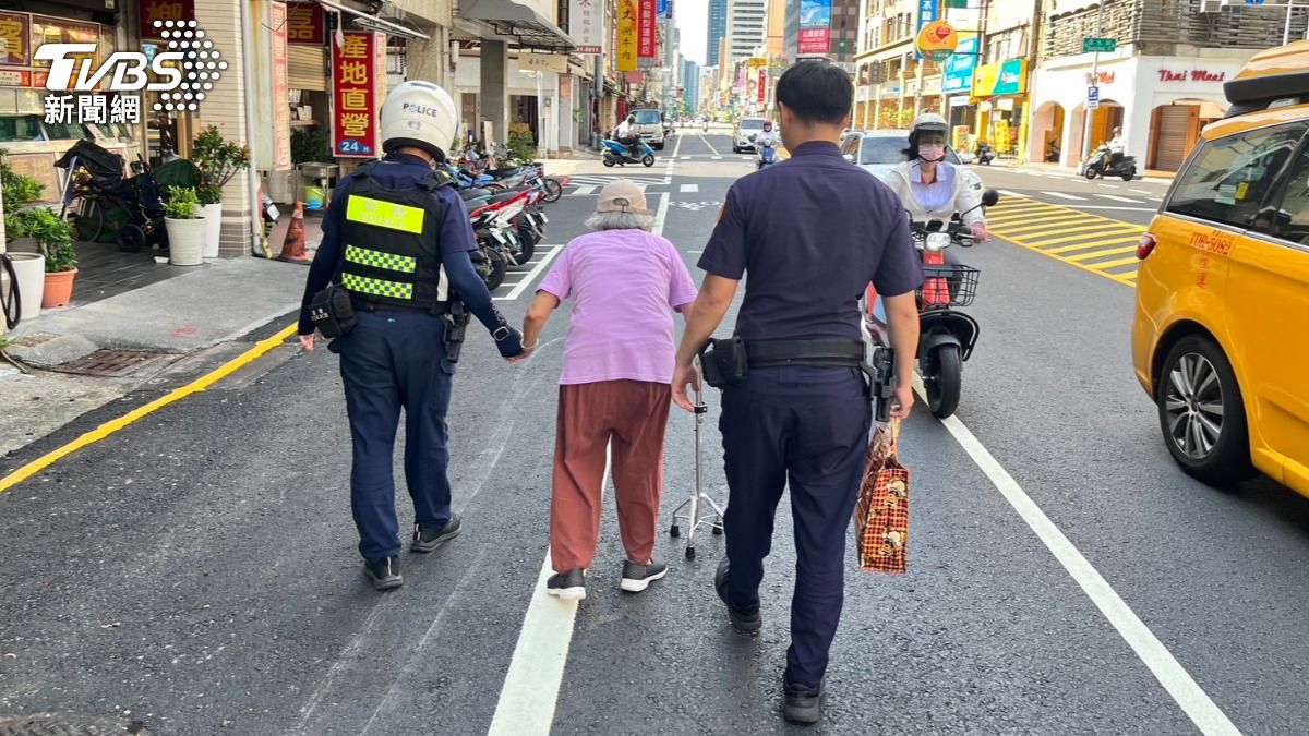 高雄80歲阿嬤「眼前一陣黑」曬暈癱倒路上 警暖牽手護送