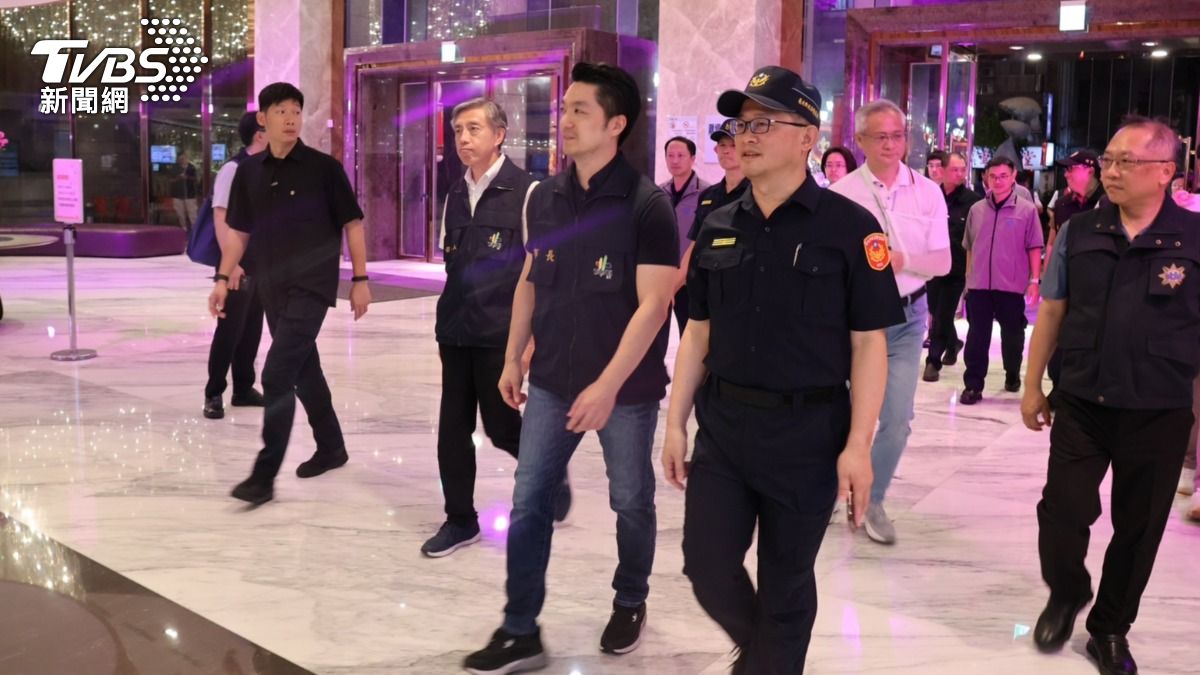 蔣萬安率隊啟動北市「青春專案」 民眾見「最帥市長」爭相合影