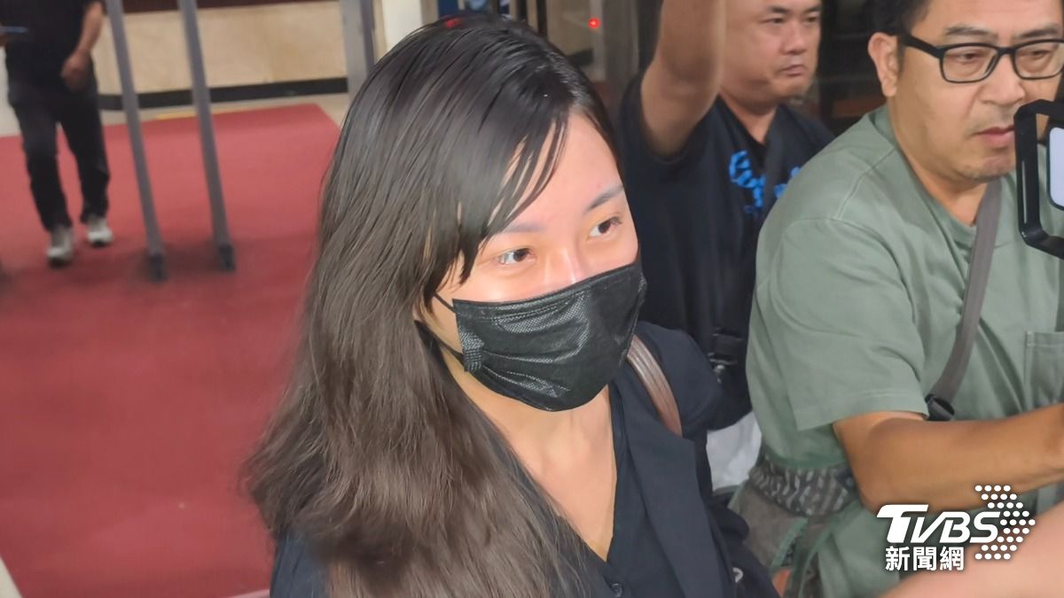 記者以她胸前刺青的含義問道:「涉嫌洩密是有不可抗拒的因素嗎?」李宜諪最後僅簡短表示:「我明天會統一講。」(圖/陳冠宇攝)