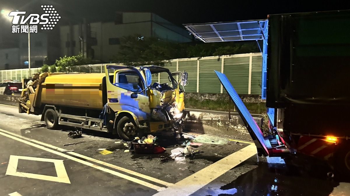 此次事故造成垃圾車車頭變形，洪男一度腿部夾困車內，經消防人員協助脫困後，送往亞東醫院急救。（圖／TVBS）