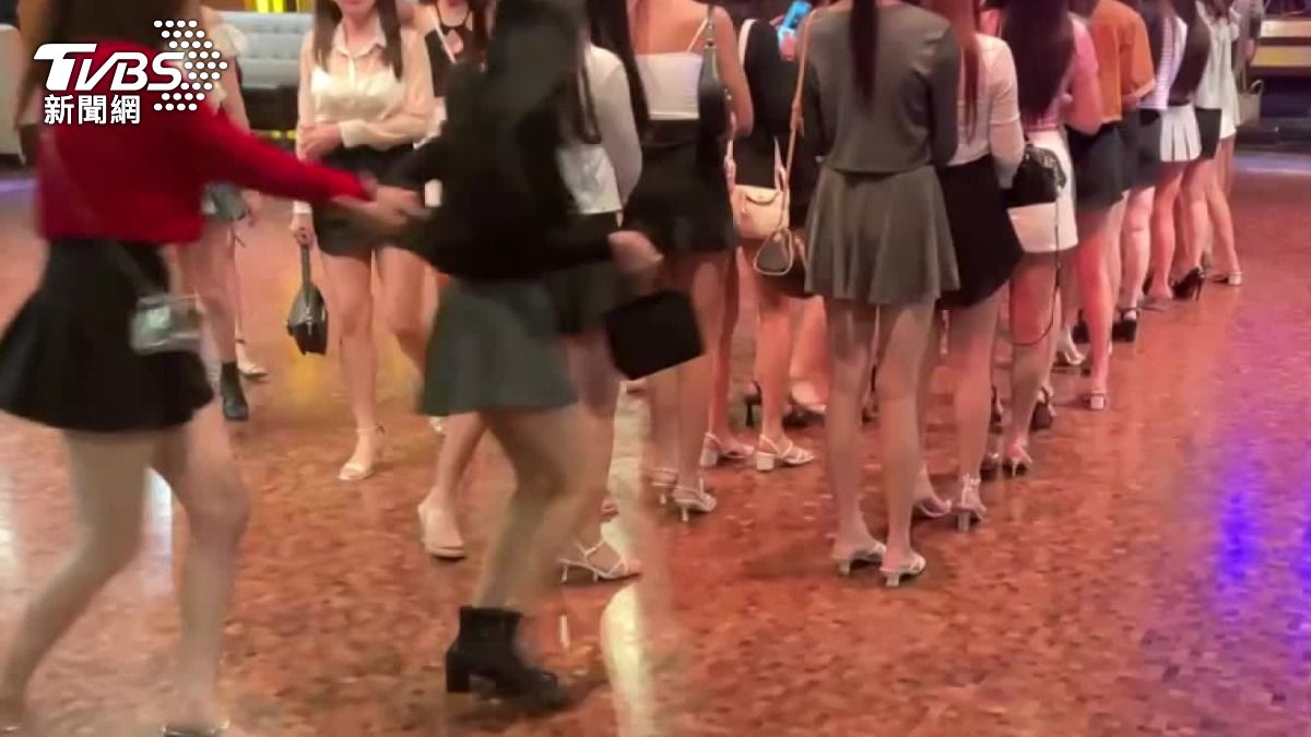 高雄警方至舞廳臨檢。(圖/TVBS)