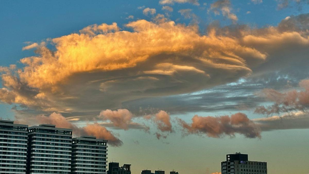 台北天空驚現巨大「飛碟雲」!震撼畫面曝 氣象粉專揭真相