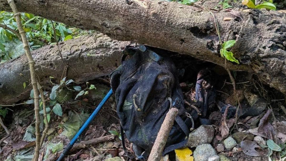 警方於背包周邊搜尋到人類大腿與小腿骨。(圖/登山通報站)