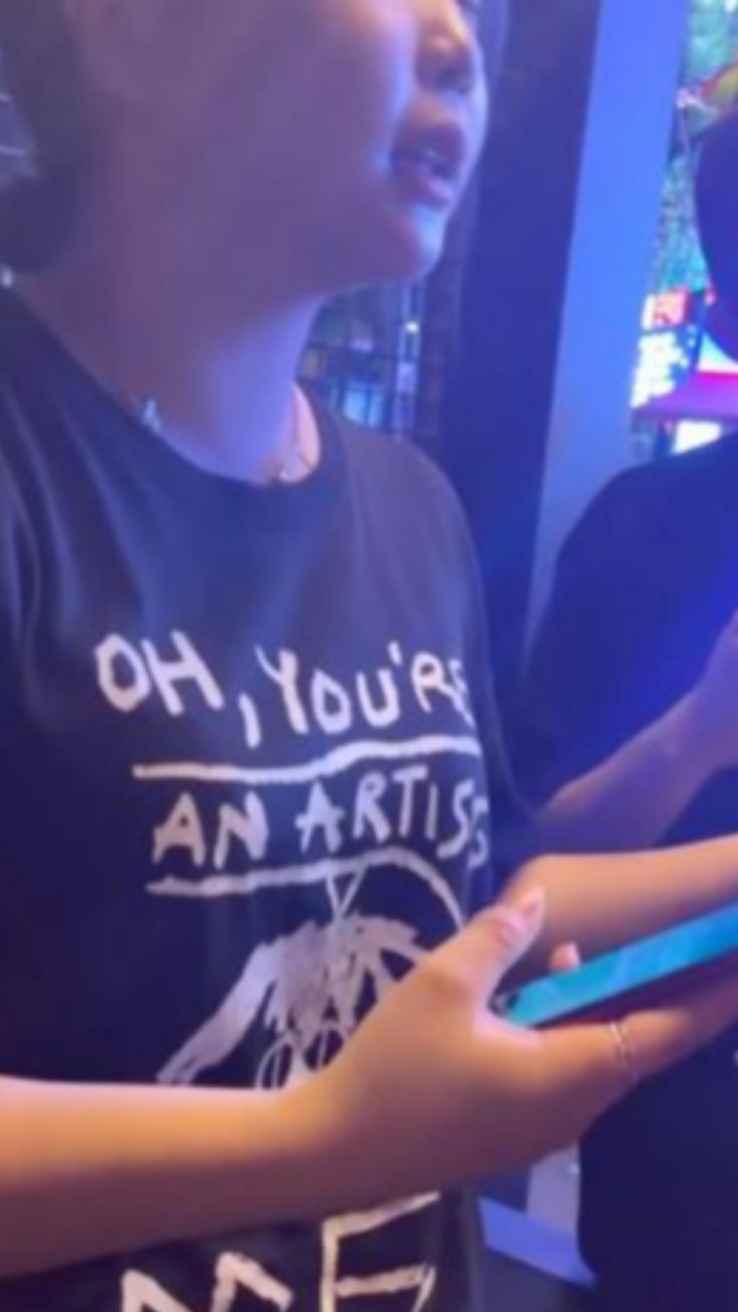 韓國夜店派女店員到路上以免費名義找客人進夜店。(圖/取自threads)