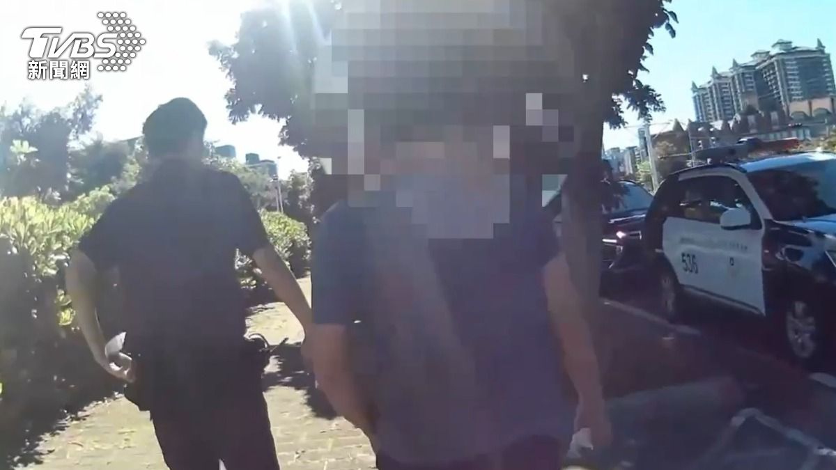 劉男乖乖穿上衣服後被警方帶回偵辦。(圖/TVBS)