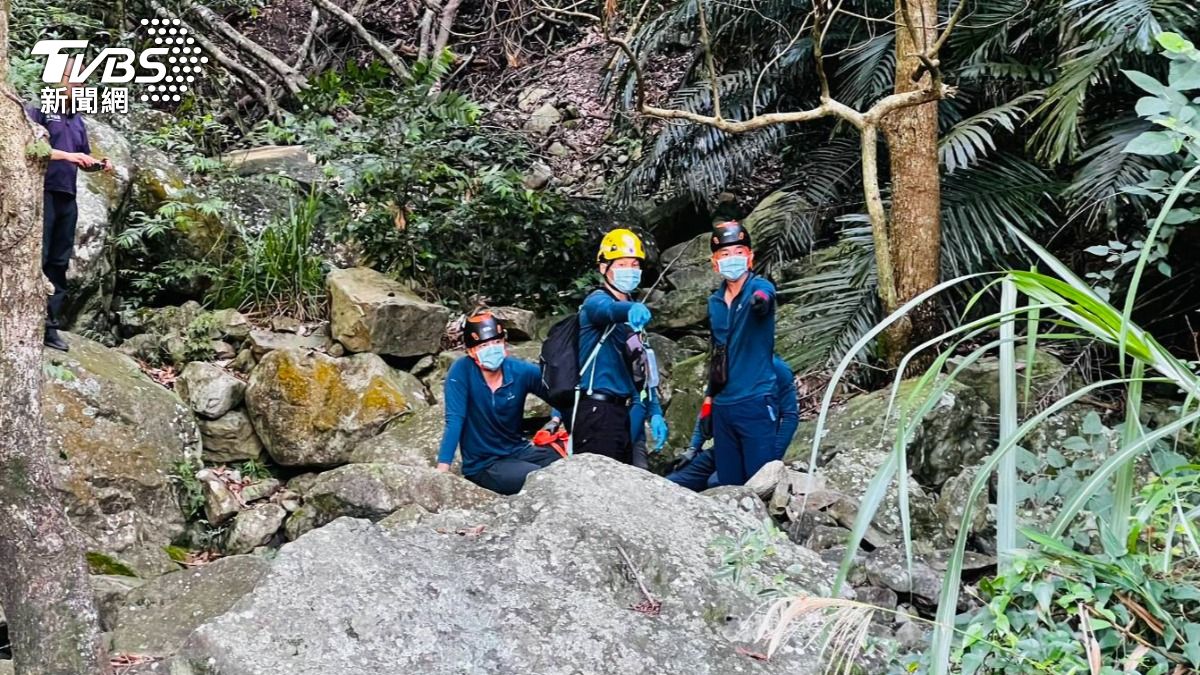 許男和友人一起從新北到台中登山。(圖/TVBS)