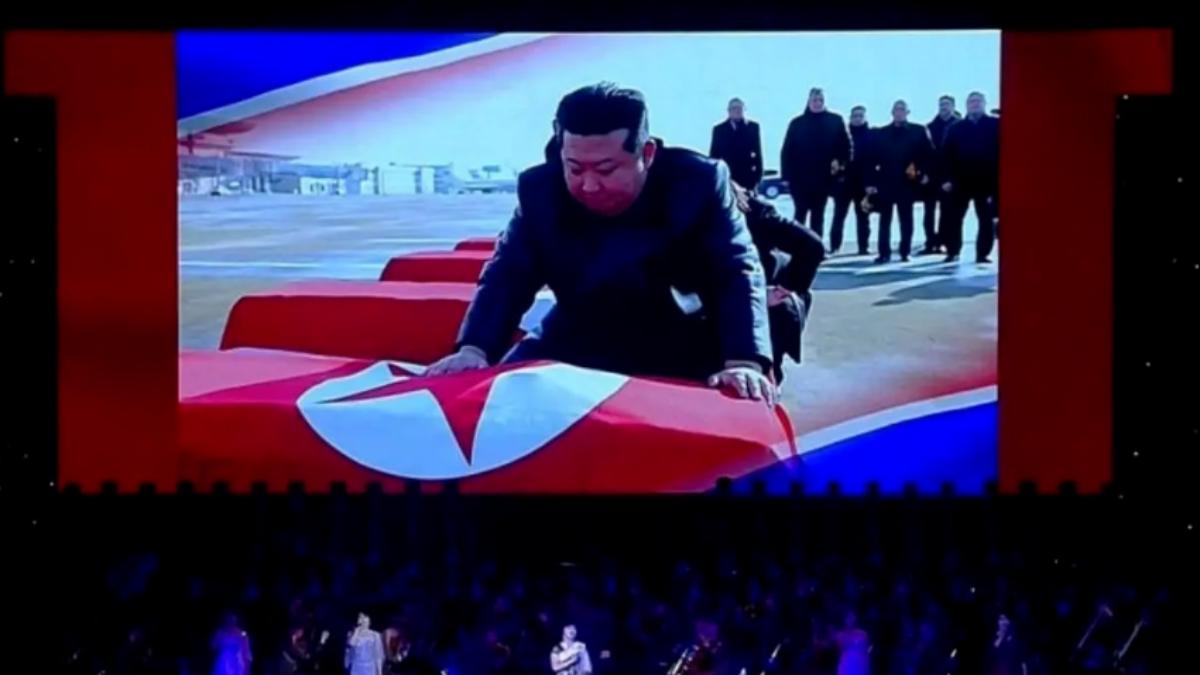 金正恩落淚輕撫陣亡士兵蓋北韓國旗棺木 看阿兵哥赴俄片又哭了