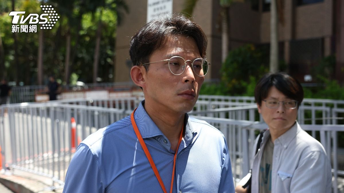民眾黨主席黃國昌拒絕媒體採訪,面色鐵青離開地院。(圖/華子琛攝)