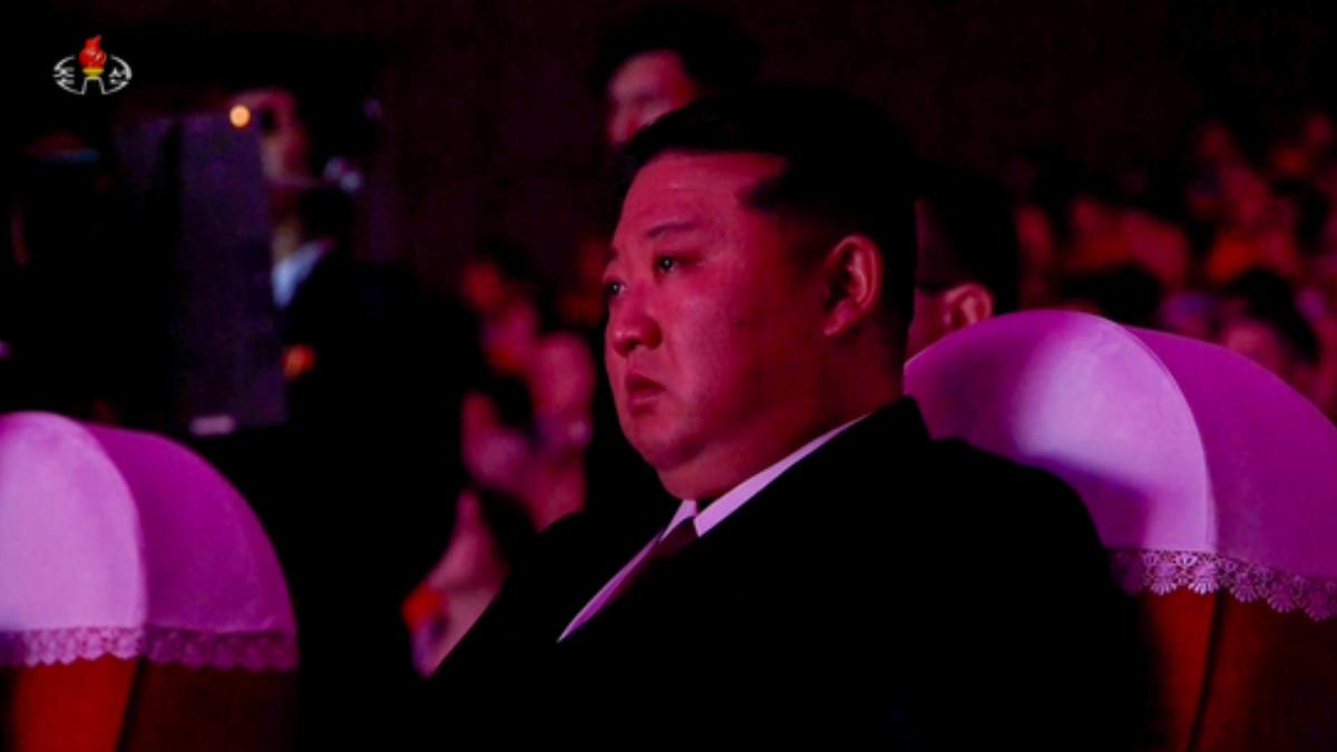 北韓領導人金正恩觀看朝鮮士兵派往俄羅斯的影片時落淚。（圖／北韓中央電視台）