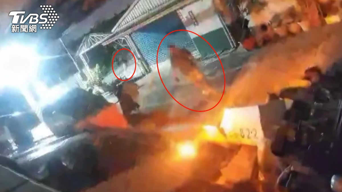 衝撞完民宅，突然車上兩名身材壯碩的男子，衝下車拔腿狂奔，只留下涉案車輛（圖／翻攝臉書宗教爆報）
