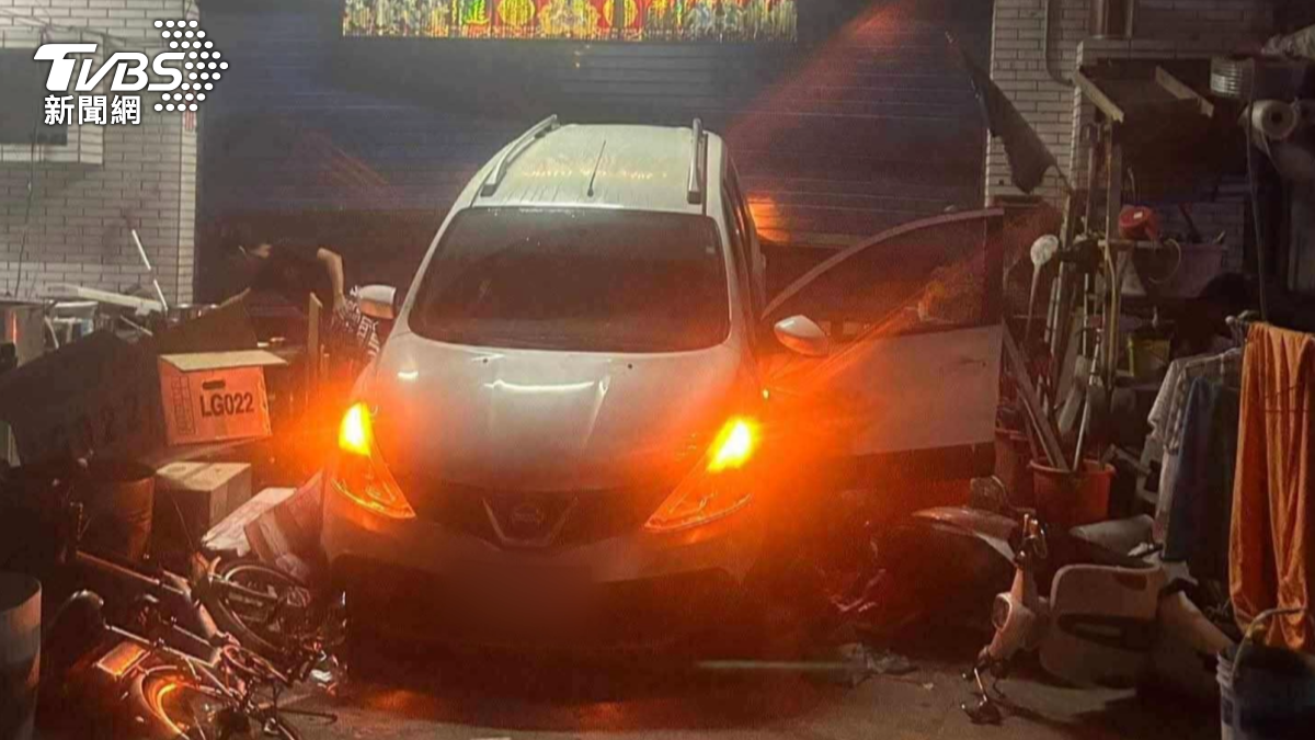 半夜突如其來的巨響也把屋主嚇壞了，只留下涉案車輛，警方進一步釐清。（圖／翻攝臉書宗教爆報）