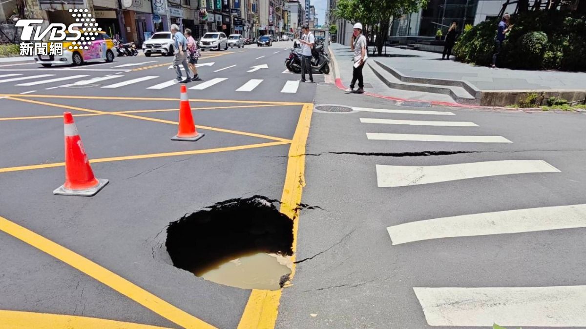 長春路和慶城街46巷路口出現天坑，人行道路面都裂開。（圖／TVBS）