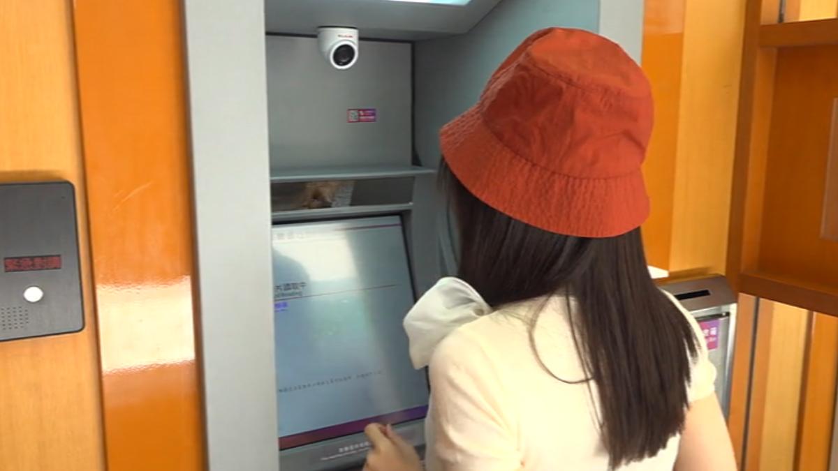 戴遮陽帽到ATM領錢，若是沒擋到眼睛可通過。（圖／TVBS）