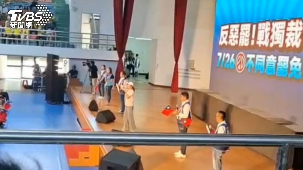 花蓮縣黨部旁的中正體育場舉辦千人反罷宣講。(圖/TVBS)