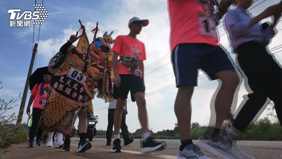 環台賽扛神偶28天 300重機隊護航。(圖/TVBS)