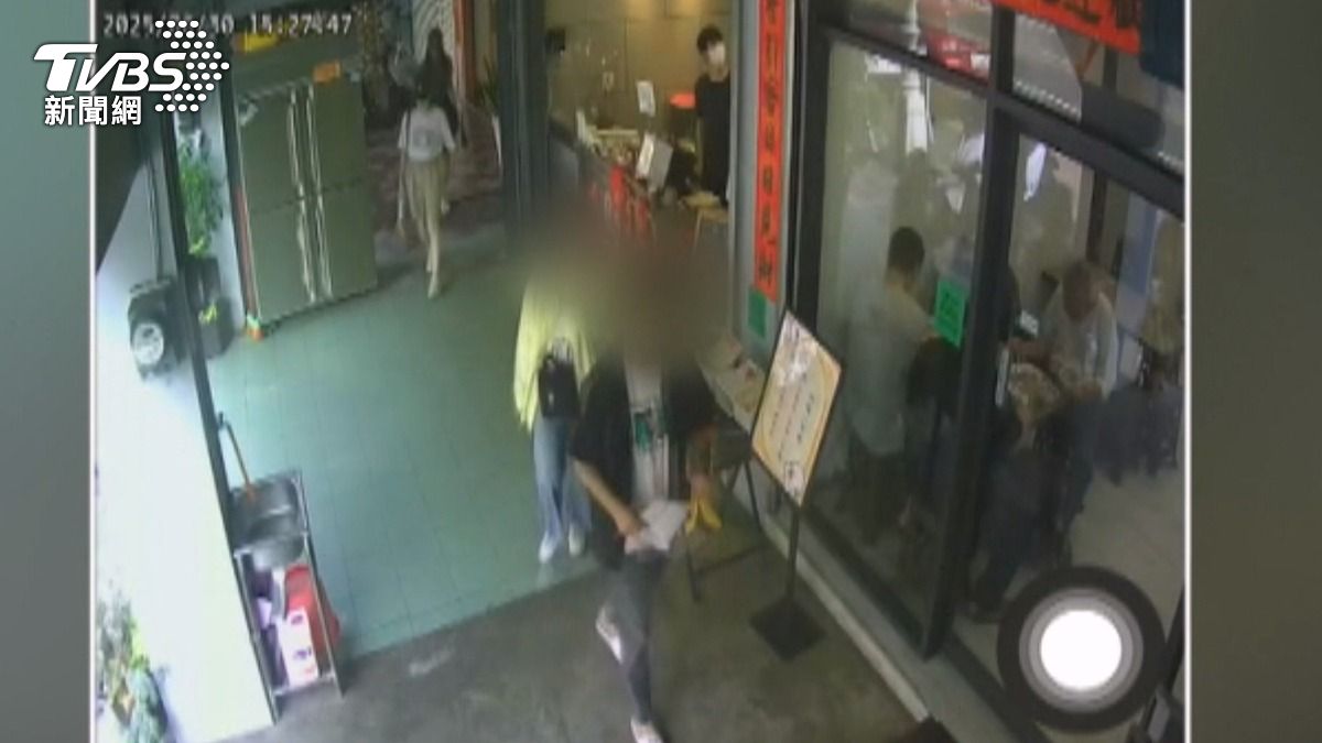 安排這對情侶坐兩人桌，但男子不滿這樣的安排，希望能坐大桌。（圖／翻攝Threads_ya_ru_jen）