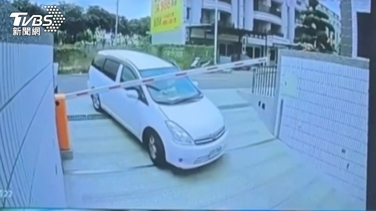 忘拉手煞車!轎車失控滑進地下室 男拔腿狂奔追車「擋袂牢」。(圖/TVBS)