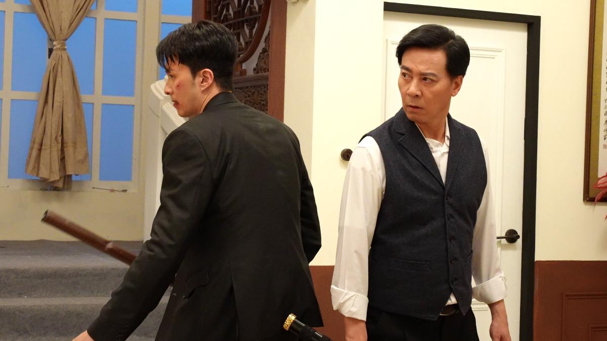 張雁名（左）和尹昭德劇中併肩作戰。（圖／台視提供）