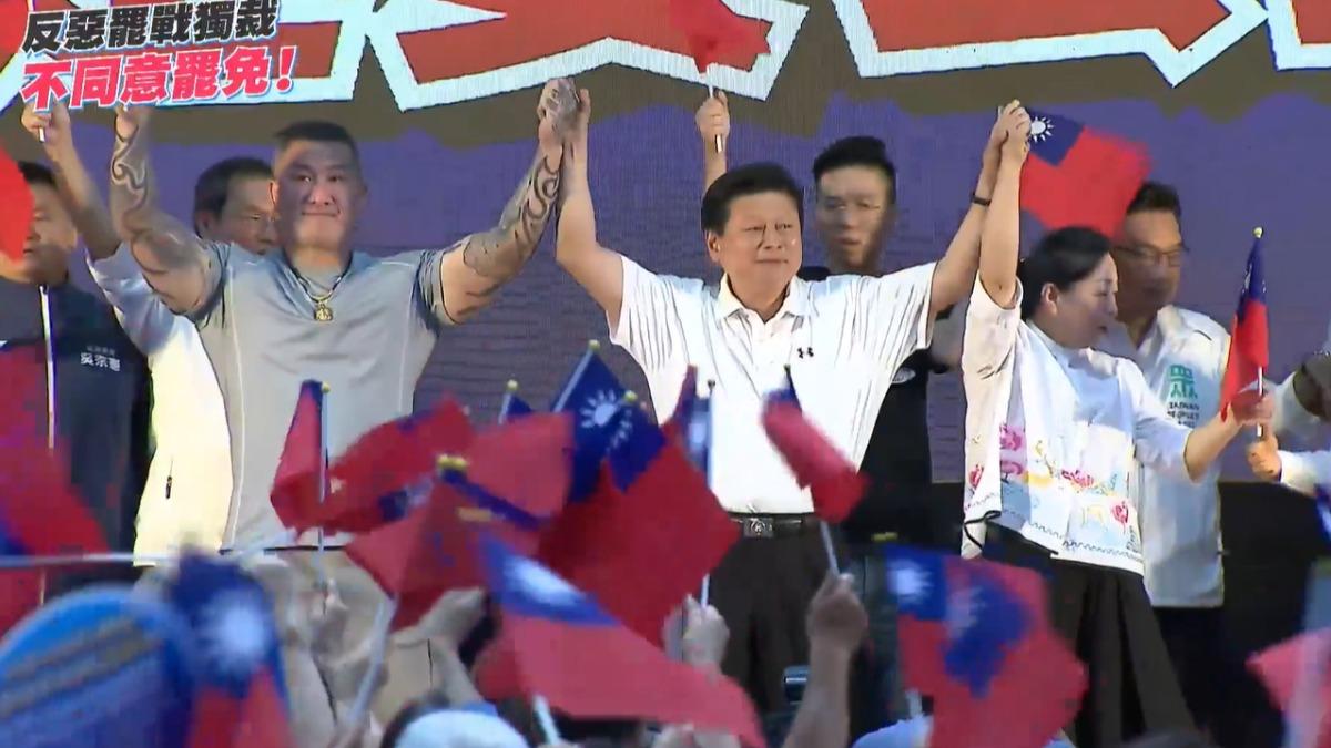 國民黨花蓮縣黨部辦「花蓮反惡罷」團結大會,幫傅崐萁(中)拉抬聲勢。(圖/翻攝自傅崐萁臉書直播)