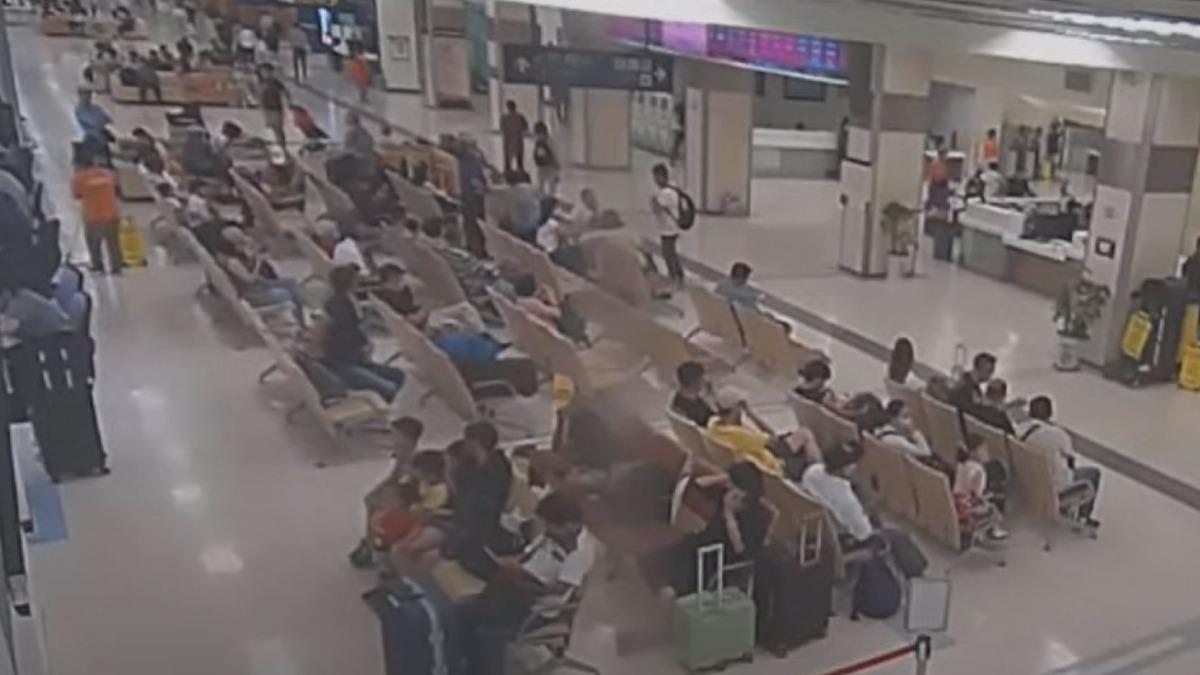 高雄小港機場「突封閉」多航班延誤！旅客擠爆候機室　原因曝光