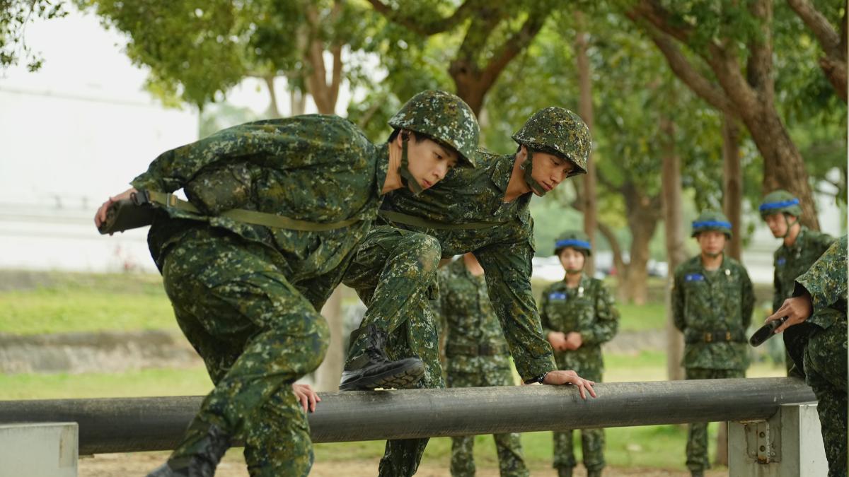 林亭翰（左起）、阿夫接受高強度訓練。（圖／台視提供）