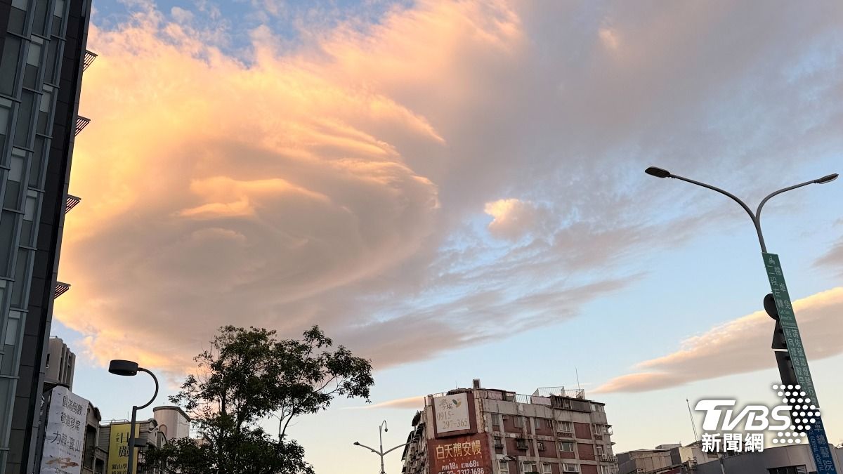6月30日台北市的天空出現「莢狀雲」。(圖/TVBS)