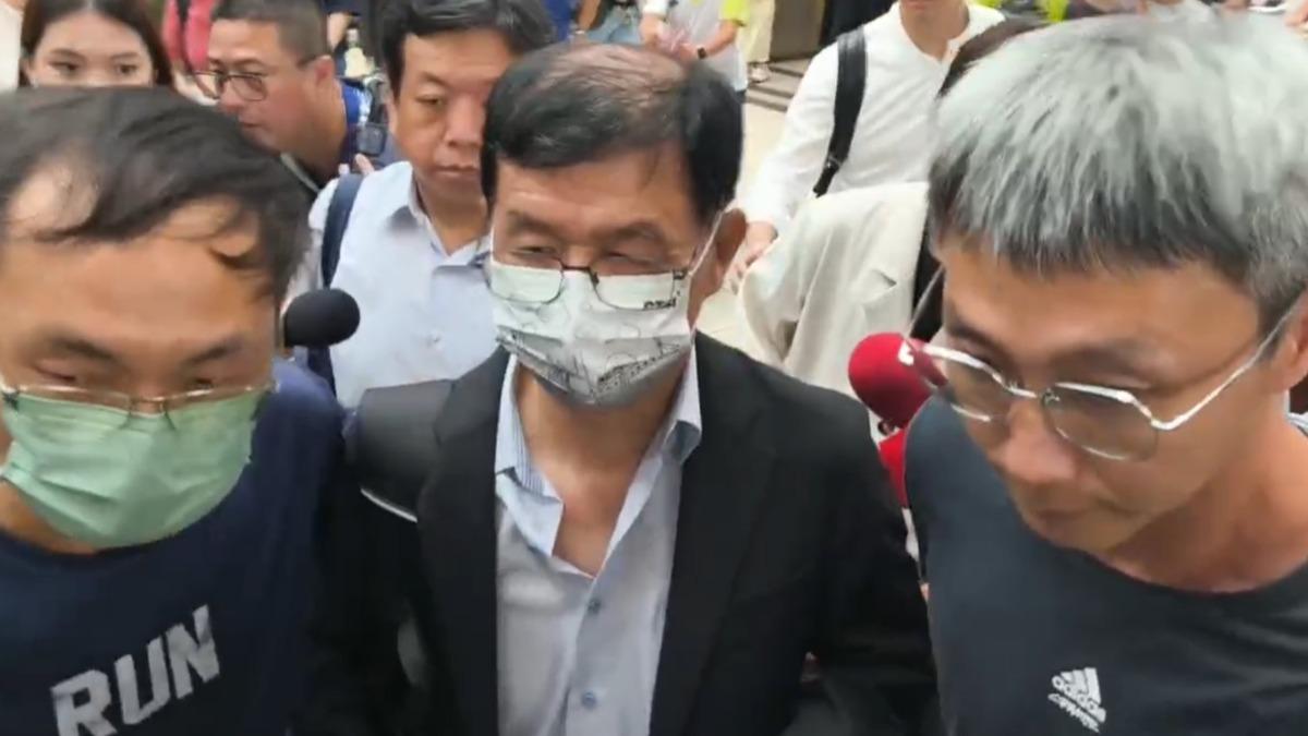 愛妻墜樓驟逝!彭振聲心碎抵達高雄「眼眶泛淚」不發一語
