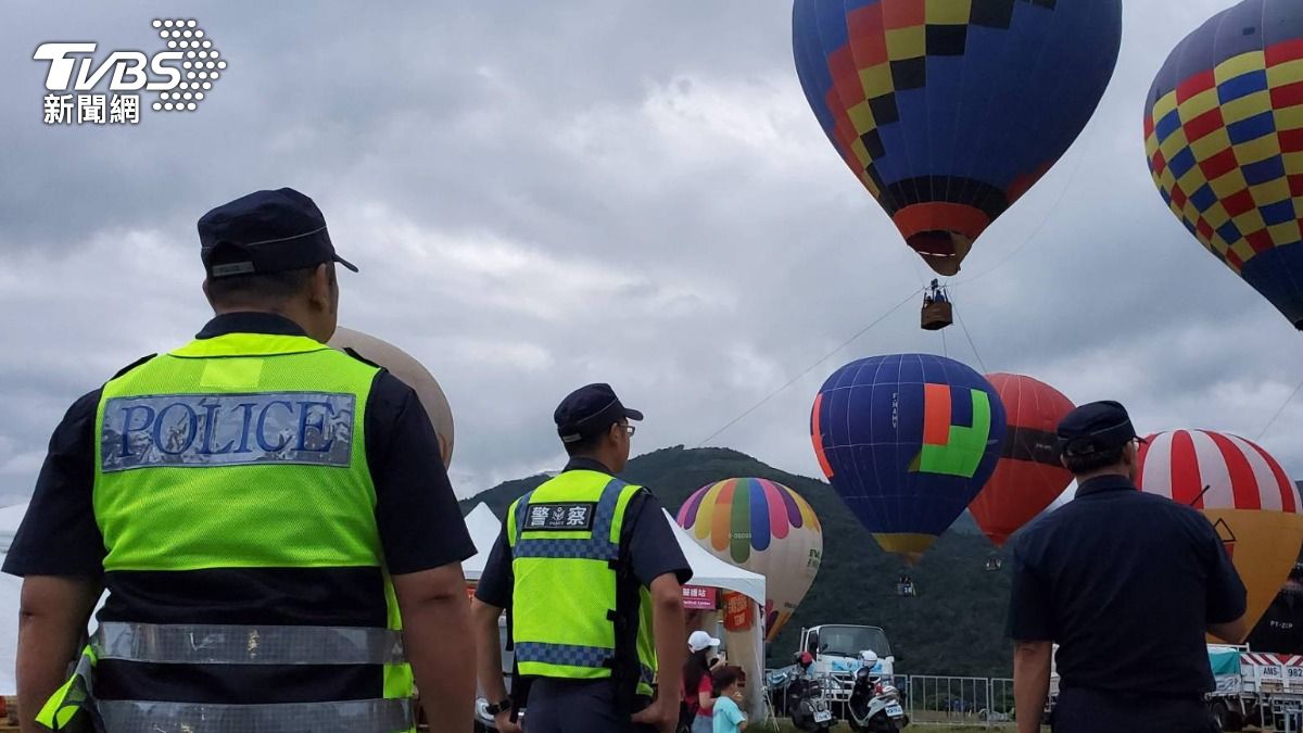 因應台東鹿野鄉熱氣球嘉年華活動,警方實施交通大執法。(圖/TVBS)