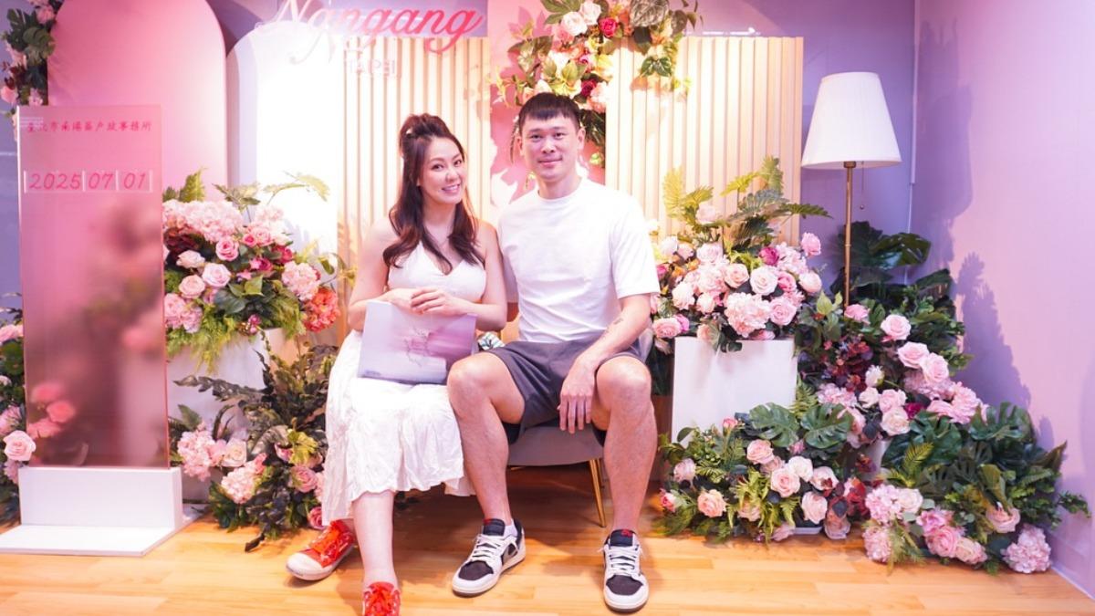 劉雨柔和胡凱翔登記結婚。(圖/翻攝劉雨柔臉書)
