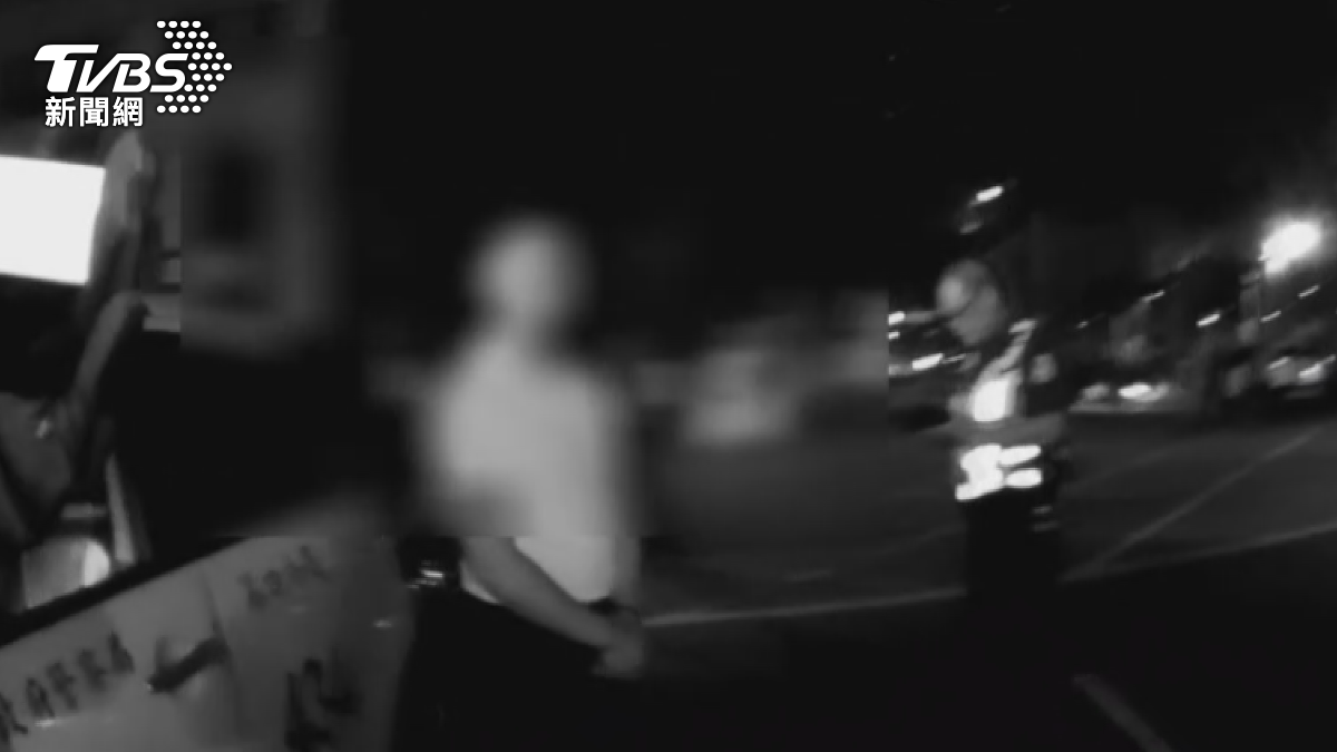 李姓男子及其友人，因命令對方敬禮未果，憤而拿酒瓶攻擊。(圖／警方提供)