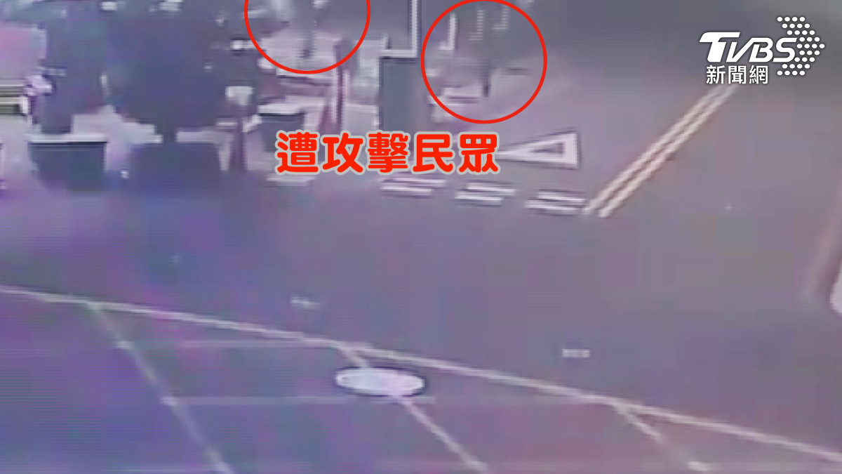 一群年輕人指認白衣男子，向趕到現場的警察表示「就是這個人」(圖／警方提供)