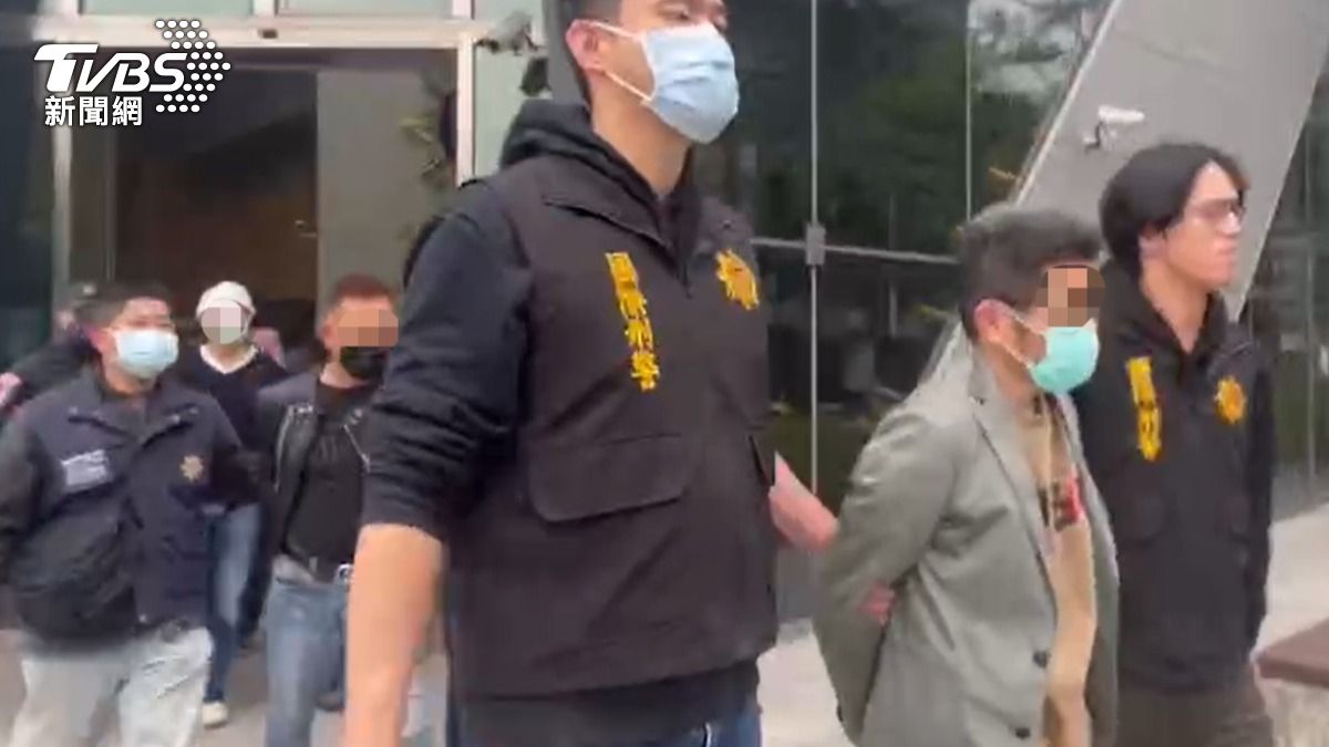 日本稻川會成員被警方在機場攔截逮捕。(圖/TVBS)
