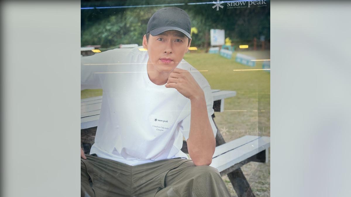 韓國明洞商圈處處可見明星代言的商品,玄彬也為某服飾品牌代言。(圖/楊起鳳攝影)