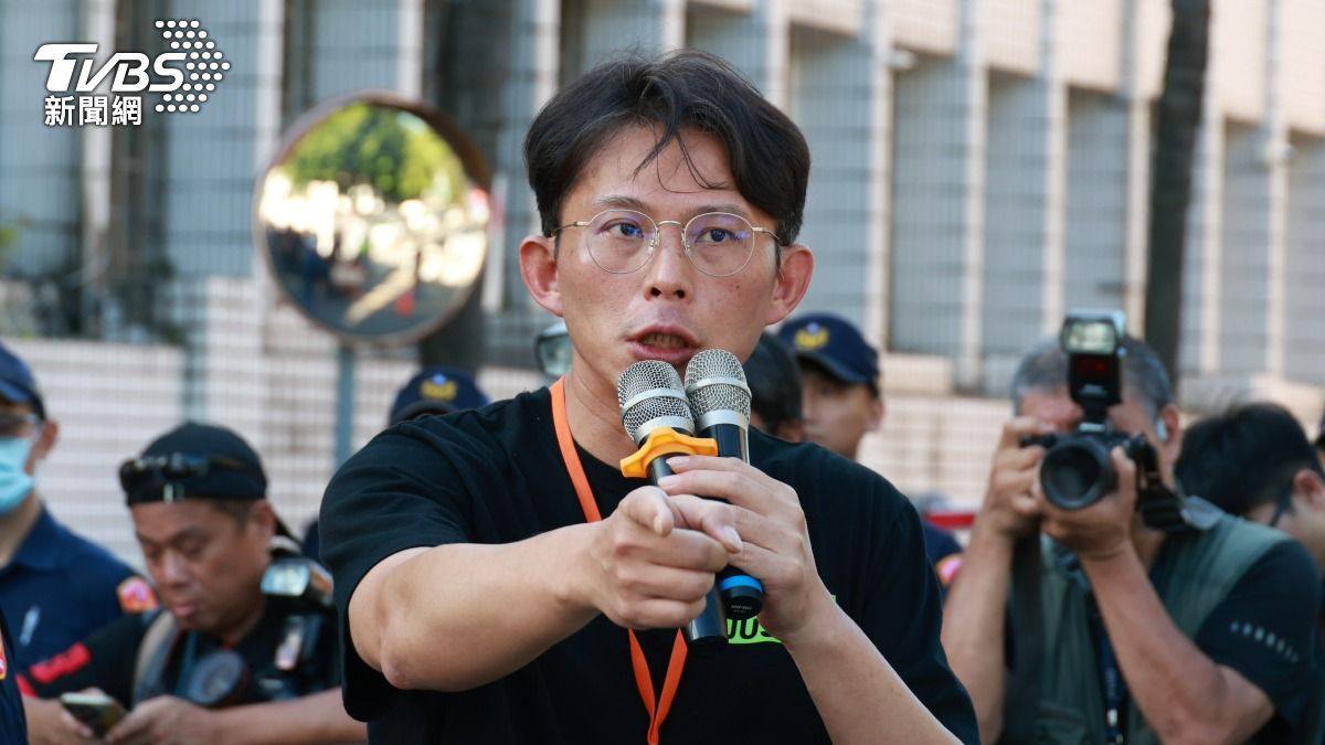 聲援彭振聲!小草想衝進北檢遭攔 黃國昌:別為難警察