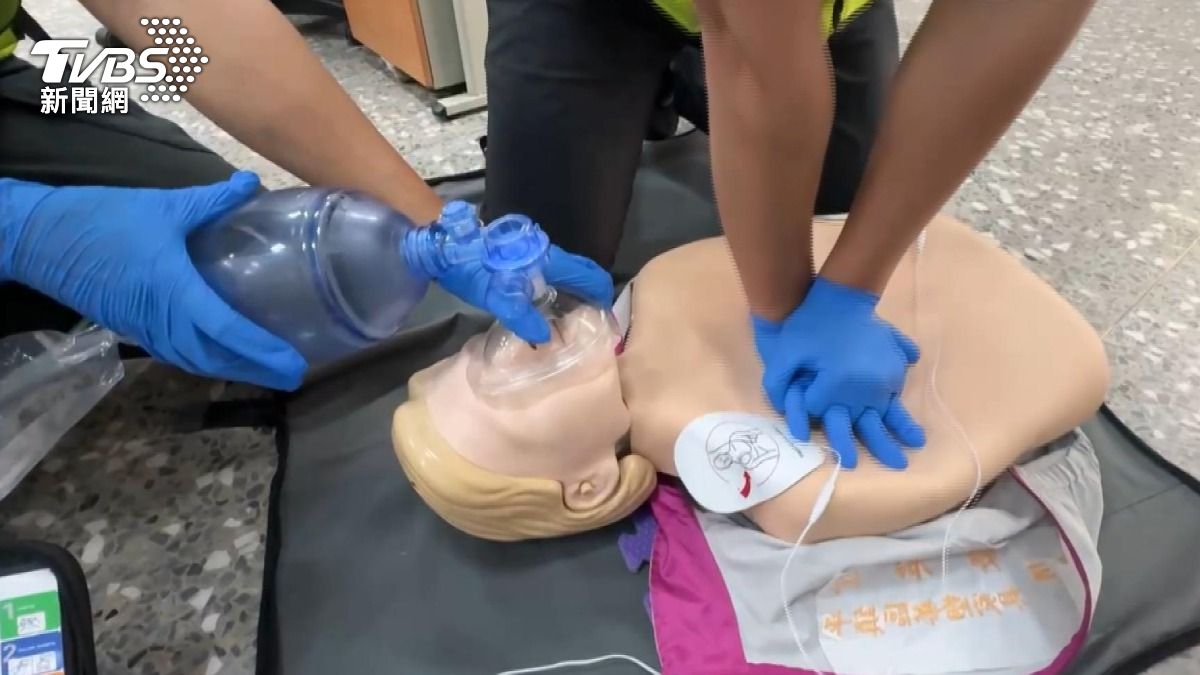 消防員定期訓練少不了CPR,緊急時便能救人一命。(圖/TVBS)