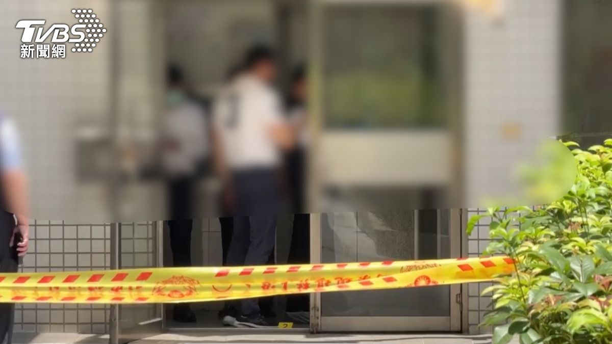 謝女一早8時許拿著行李返回住處，在13樓公共空間墜樓。（圖／TVBS）