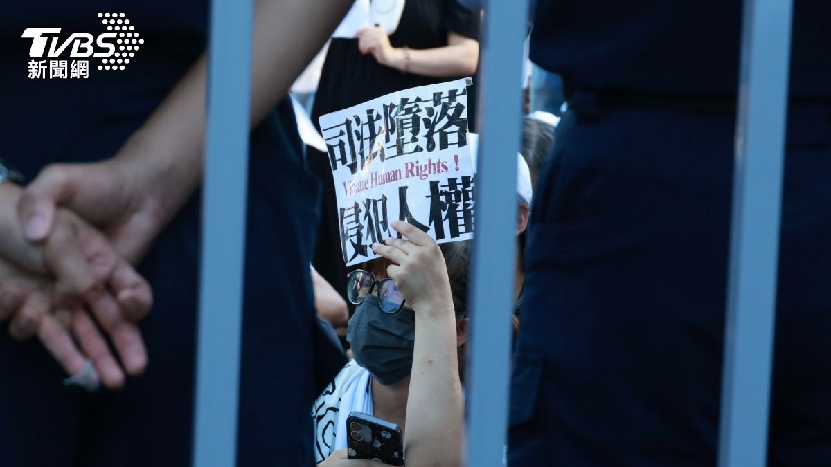 民眾黨今天下午14點在北院外集結支持者小草。(圖/潘建樺攝)