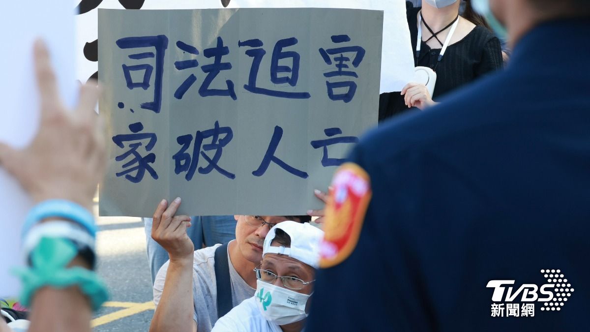 民眾黨今天下午14點在北院外集結支持者小草。(圖/潘建樺攝)