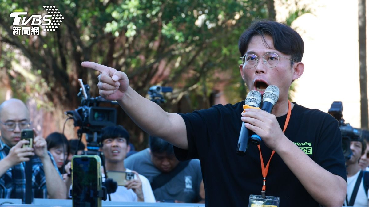 黃國昌向北檢外頭集結的支持者喊話,並嗆聲檢察官問案很惡質。(圖/潘建樺攝)