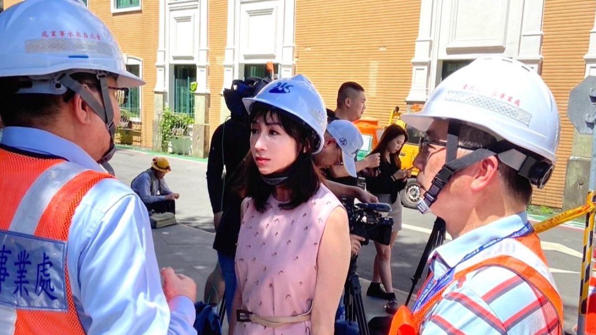 北市松山區驚見天坑，台北市議員許淑華到場關心狀況。（圖／翻攝自許淑華臉書）