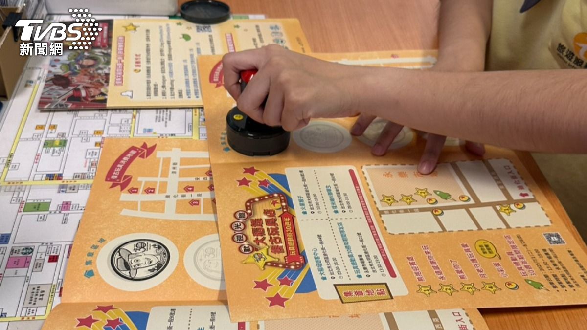 民眾可至遊客中心索取「復古玩具地圖」。（圖／陳昫蓁攝）