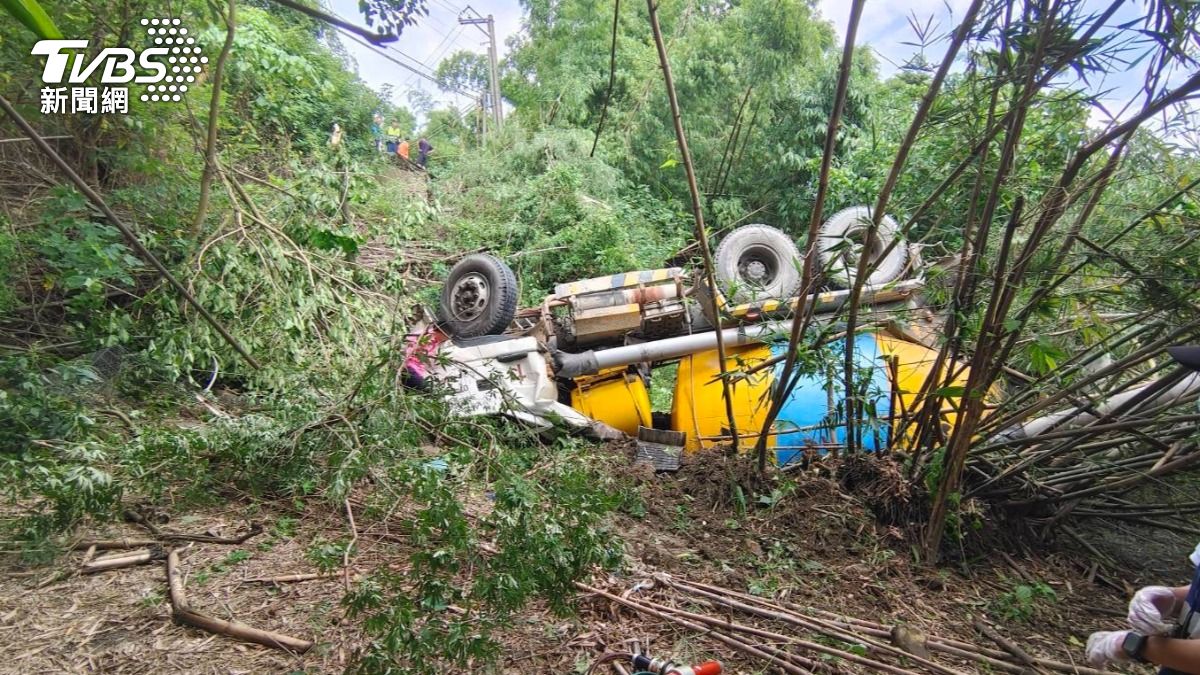 快訊/高雄水泥預拌車滾落山坡「翻肚」 72歲駕駛重傷命危