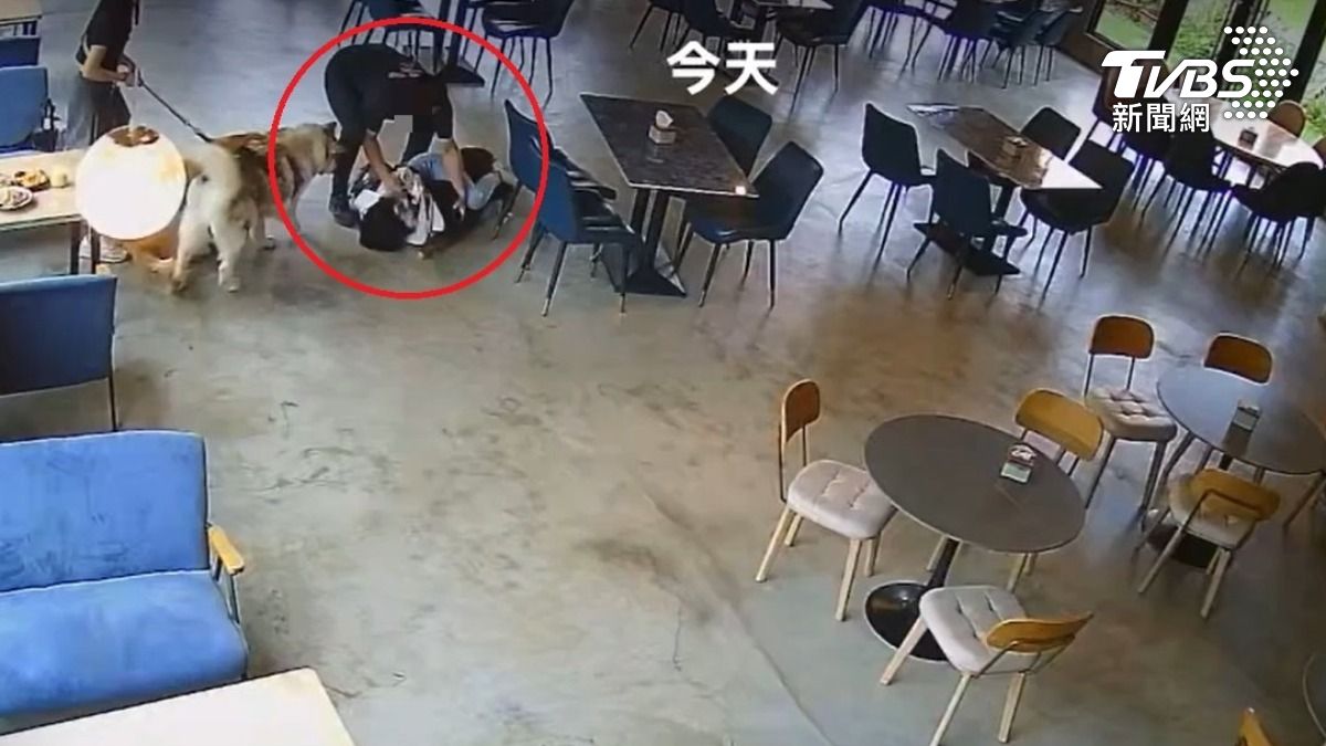雙方在餐廳發生拉扯衝突。(圖/TVBS)
