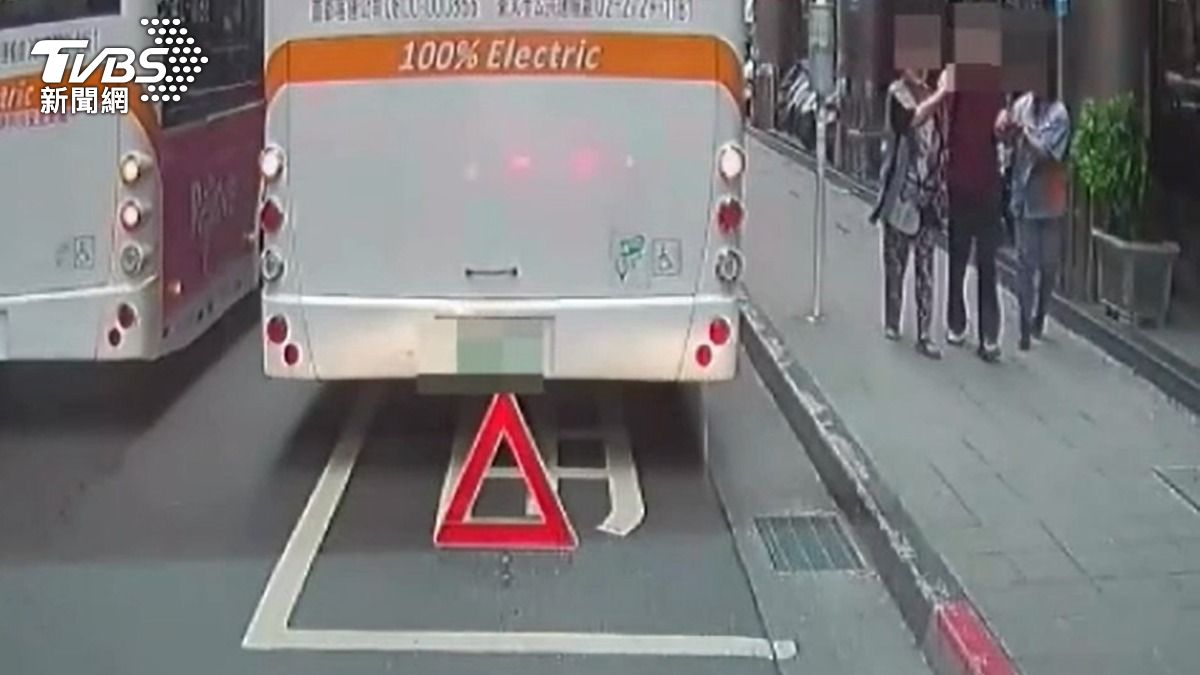 老翁搭公車跌倒受傷。（圖／TVBS）
