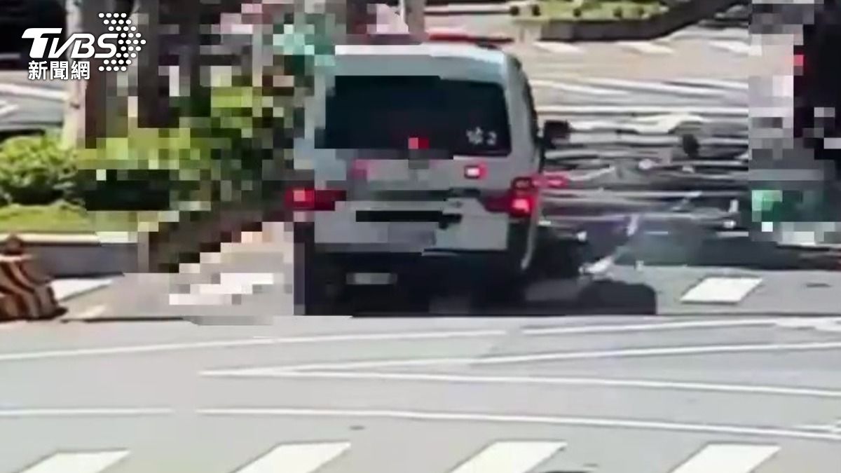 快訊/撞擊瞬間曝!北市救護車嚴重意外 騎士重壓車底送醫不治