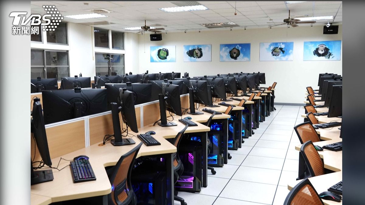 全新「玉釵AI PC教室」,導入AI加速卡技術,突破硬體限制,讓學生直接進行大型語言模型訓練,實踐「AI東海.生成未來」。(圖/東海大學 提供)