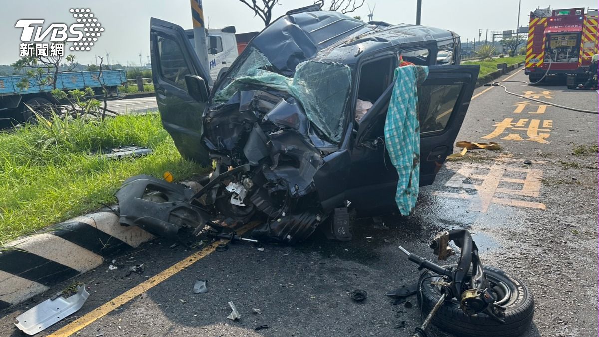 國3驚悚自撞!廂型車飛越分隔島滾N圈 車體慘被夾成鐵球