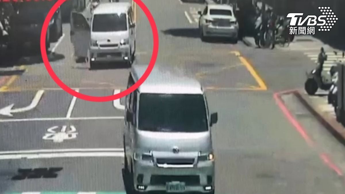 街頭擄人，泰籍女跳車遭強拉，竟是情侶吵。（圖／TVBS）