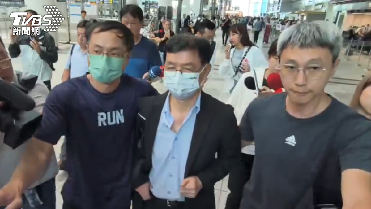 得知妻子死訊，彭振聲下午搭高鐵緊急南下高雄見妻子最後一面。（圖／TVBS）
